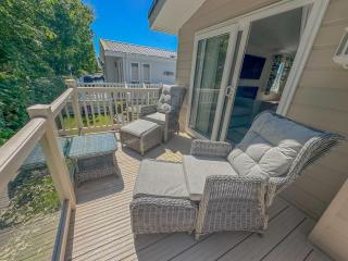Luxury lakeside Lodge on family resort with fishing access - Kelsale - 7