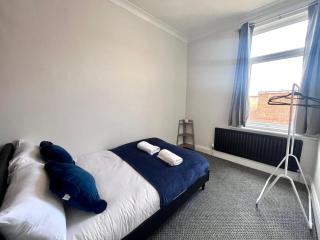 Great 3 Bdrm House Near City - South Shields - 1