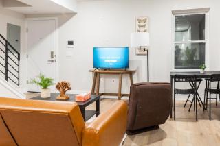Deluxe 3-bdrm Oasis Dtwdparking,wifi,sleeps8 - 8