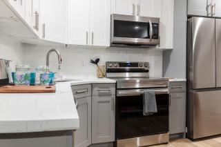 Deluxe 3-bdrm Oasis Dtwdparking,wifi,sleeps8 - 7