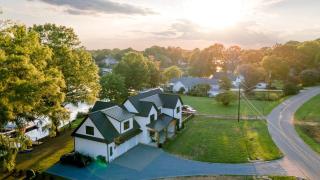 Lakefront Retreat with Dock and Pool - Mooresville - 9
