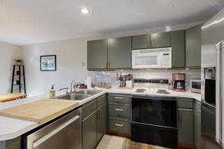 Cozy Condo In The Woods - 4