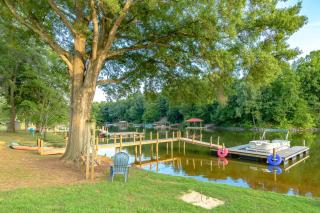 Tranquil Lakefront Carriage House with Dock - 1