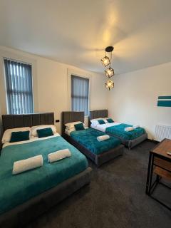 Tudors eSuites Spacious 4 Bedroom House - Birmingham - 4
