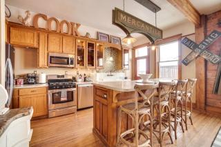 Marina and Island Access Historic Laramie Apt - Laramie - 4