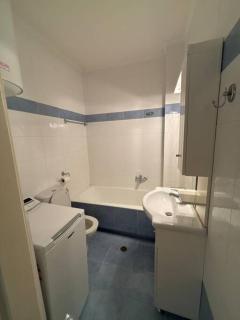 Accessible 2-Bedroom 75m2 with Veranda and Parking - Atene - 4