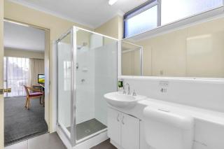 Quiet unit in leafy hotel by Custom Bnb Hosting - 4