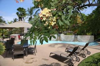 Upgraded Chic Condo with Lush Gardens - 1