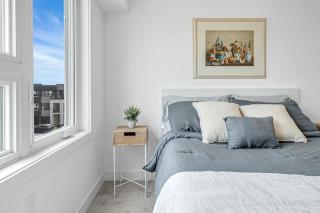 Ritzy 3BR Home with Balcony Near Burlington Pier - Burlington - 0