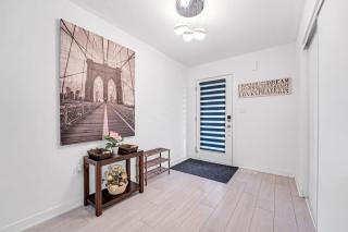 Ritzy 3BR Home with Balcony Near Burlington Pier - Burlington - 7