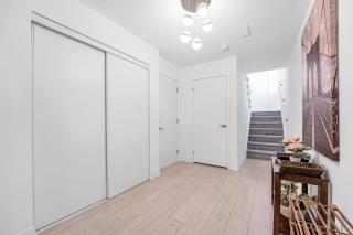 Ritzy 3BR Home with Balcony Near Burlington Pier - Burlington - 2