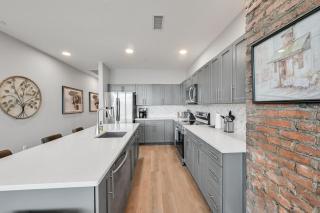 Central Downtown Asheville Luxe Condo - 8