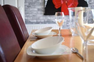 Air Maison - Urban Retreat - 3BR Apt with Balcony - FREE Parking! - 6