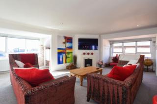 Air Maison - Urban Retreat - 3BR Apt with Balcony - FREE Parking! - 3