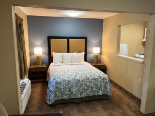 HomeTowne Studios and Suites by Red Roof Greensboro - Greensboro - 1