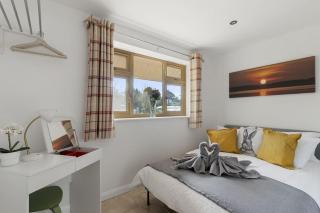 Stunning cottage with hot tub - 3