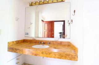 Habitación espaciosa con dos camas dobles - 4