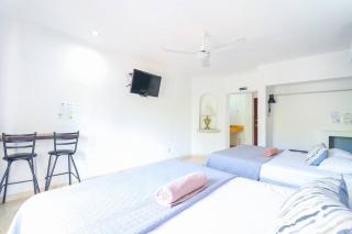 Habitación espaciosa con dos camas dobles - 1