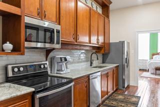 610 Franklin - Upstairs - 1 Bed, 1 Bath, Sleeps 4, Walk to Downtown - 3