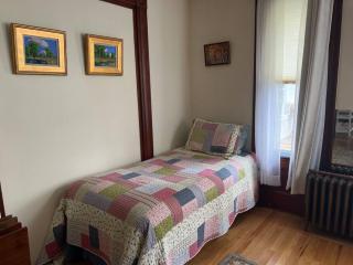 Falls Farmstead 1865 Ellis House Cozy and Comfy Apt #1 - 2