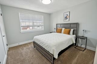 Brentwood N9 I Cozy & Comfy I 2bd I Free Parking - 0