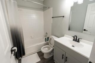 Brentwood N9 I Cozy & Comfy I 2bd I Free Parking - 4