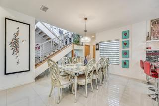 Covered Patio and Grill Colorful McAllen Home - McAllen - 3