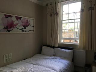 Kingdom Holiday - 709 Commercial Road London - 8