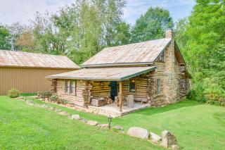 Handcrafted Log Cabin on 3 Acres 14 Mi to Canton - 0
