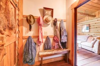 Handcrafted Log Cabin on 3 Acres 14 Mi to Canton - 2