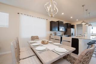 Charming 5BD Home All suites with Pool and BBQ Grill - 2