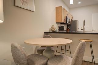 Landing at Hagert and York 1 Bedroom in East Kensington - 2