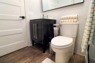 English Basement in Renovated 110 Year Old Row Home - Washington - 4