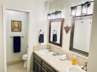Creature Comforts Suite-Private Hot Tub-Sleeps 2 - Ahwahnee - 8