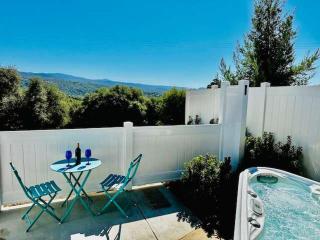 Creature Comforts Suite-Private Hot Tub-Sleeps 2 - Ahwahnee - 1