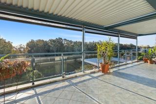 Lakeside Glass House - The Entrance - 9