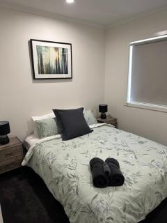 Lbarza Stylish New 4 BR Home with room to play - 1