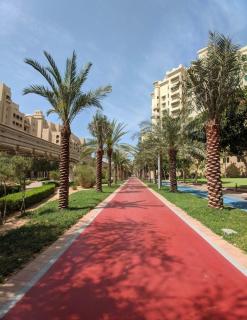 Lux Living on Palm Jumeirah With Pool & Beach Access - Dubai - 2