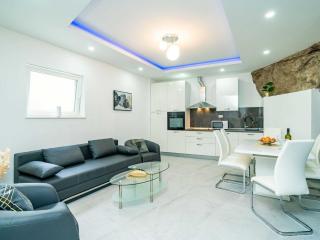 Hidden Gem Apartment - Two Bedroom Apartment with Terrace and Sea View - Molunat - 0
