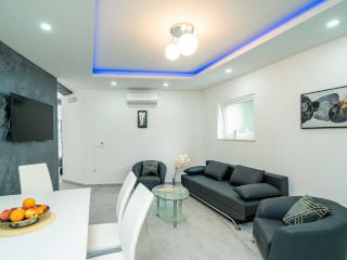 Hidden Gem Apartment - Two Bedroom Apartment with Terrace and Sea View - Molunat - 7