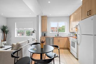 Trendy 2-Bedroom Haven by Jean Talon Market - Montreal - 5