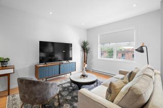 Trendy 2-Bedroom Haven by Jean Talon Market - Montreal - 7