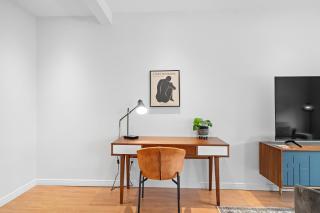 Trendy 2-Bedroom Haven by Jean Talon Market - 3