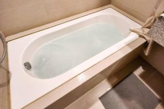 Spacious Executive 3br Apt with PS4 & bathtub in BGC - Manila - 2