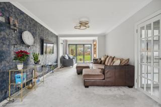 Luxury four bedroom home with large garden - Slough - 2