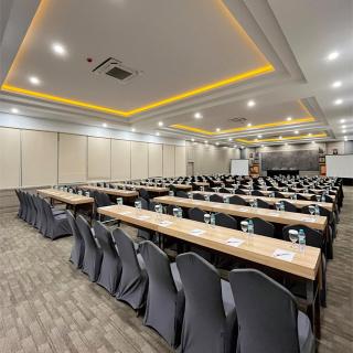 Front One Hotel Airport Solo - 8