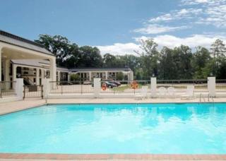 Econo Lodge - Pearl - 8