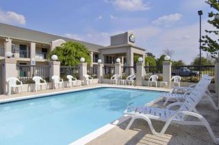 Days Inn & Suites by Wyndham Fort Valley - Fort Valley - 0