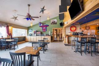 Ramada by Wyndham Monument - 8