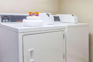 Days Inn by Wyndham Mt. Pleasant - 2